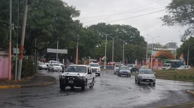 Lluvias y el cielo nublado en la zona de la Rotonda El Güegüense en Managua.