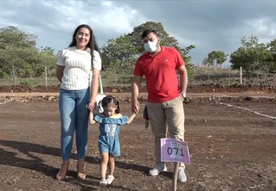 Pobladores de la ciudad de Juigalpa recibiendo sus viviendas del programa Bismarck Martínez en Chontales.