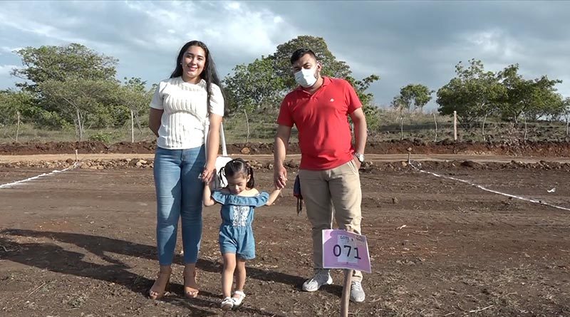 Pobladores de la ciudad de Juigalpa recibiendo sus viviendas del programa Bismarck Martínez en Chontales.