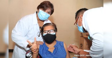 Doctora Martha Reyes junto a paciente durante vacunación voluntaria contra la covid-19