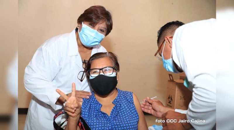 Doctora Martha Reyes junto a paciente durante vacunación voluntaria contra la covid-19