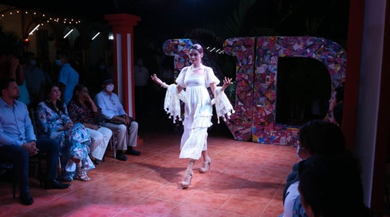 Katherine Espinoza modelando en la pasarela de Nicaragua Diseña en la Antigua Estación del Ferrocarril en Masaya.