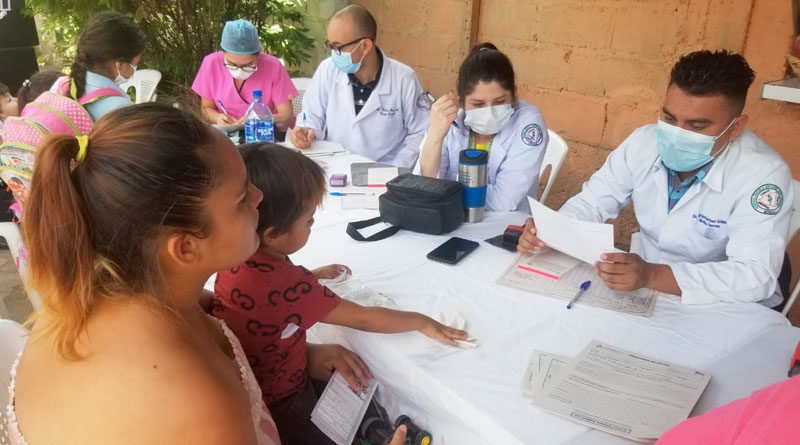 Médicos del MINSA brindan atención a familias de barrios del distrito III de Managua