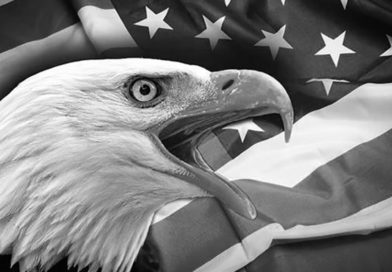 Águila con bandera de EEUU detrás