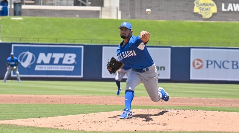 Jugador de la Selección de Béisbol de Nicaragua durante un lanzamiento ante Puerto Rico en el Preolímpico de las Américas