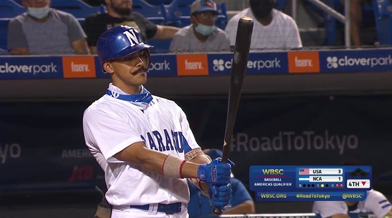 Juan Diego Montes de la Selección de Béisbol de Nicaragua durante el juego ante Estados Unidos en el Preolímpico de Béisbol de las Américas.