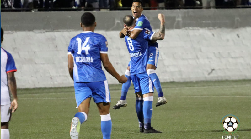 Selección de fútbol de Nicaragua jugando en el estadio nacional de fútbol de Nicaragua frente a Belice