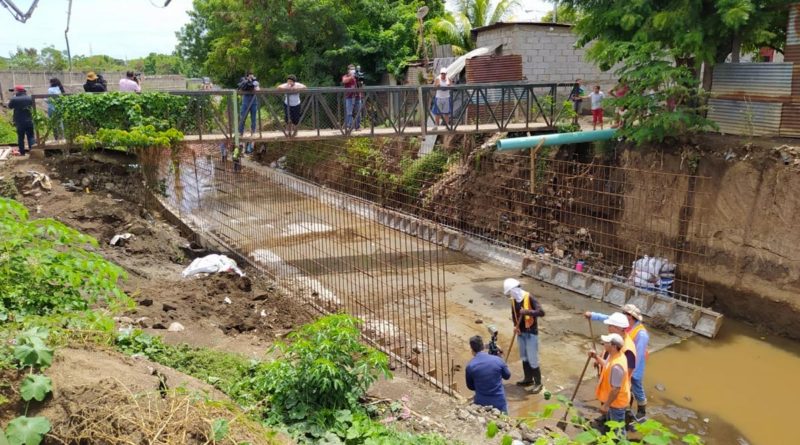 Limpieza de puente en barrios de Managua