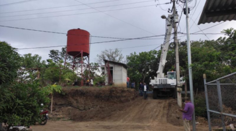 Trabajadores de ENACAL durante la rehabilitación del servicio de agua potable en la comunidad Villa Rafaela Padilla, Masaya.