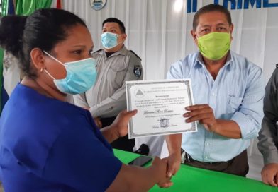 Privada de libertad recibe su certificado por parte de las autoridades del Sistema Penitenciario