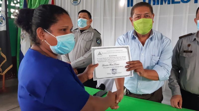 Privada de libertad recibe su certificado por parte de las autoridades del Sistema Penitenciario