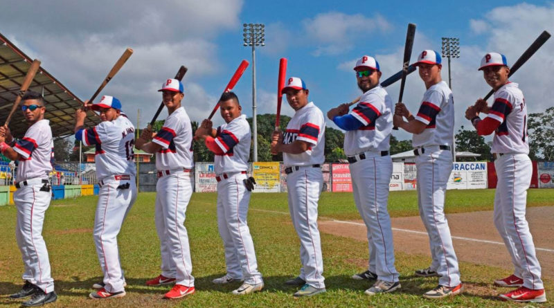 Jugadores del equipo de béisbol Productores de Boaco de Nicaragua con un bate en sus manos