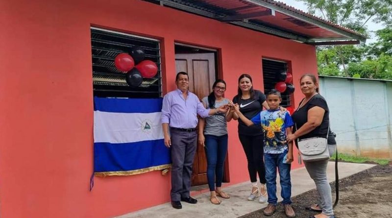 Familia recibiendo vivienda