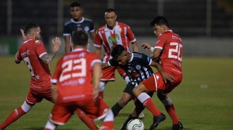 Jugadores del Real Estelí y Cacique Diriangén durante un juego en Nicaragua.