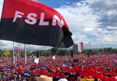 Plaza de la Revolución durante un 19 de Julio con una bandera del Frente Sandinista