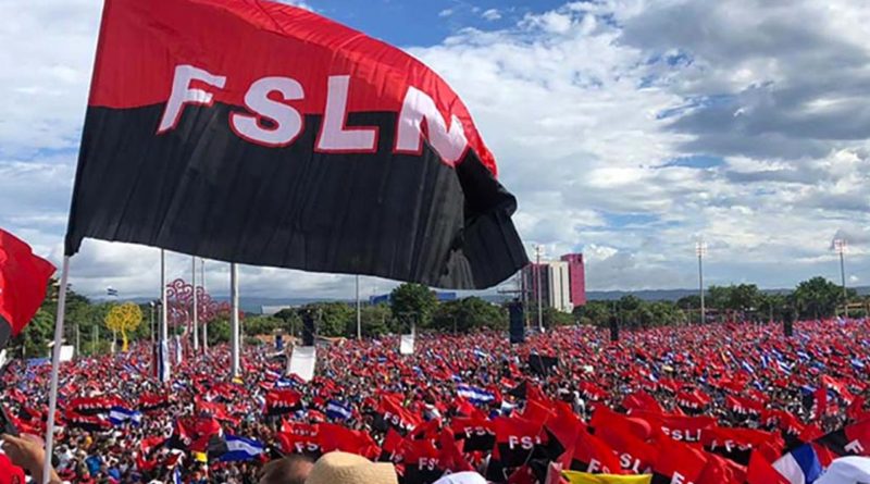 Plaza de la Revolución durante un 19 de Julio con una bandera del Frente Sandinista