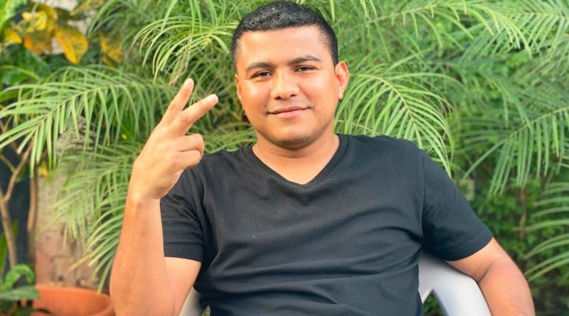 Román “Chocolatito” González durante la entrevista con Carlos Alfaro León.