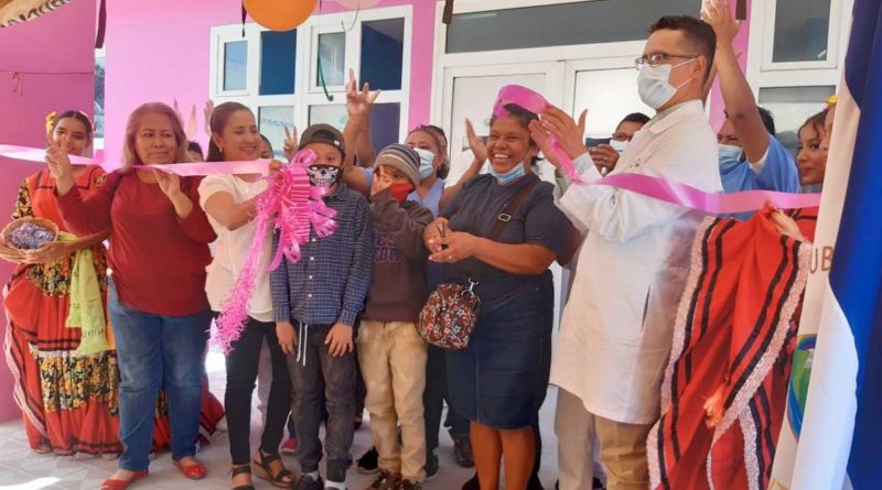 Pobladores junto a médicos del centro de salud durante la inauguración de la sala de emergencias