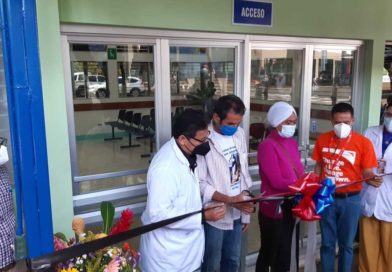 Personal médico del MINSA y pacientes, durante la inauguración de la sala de infectología