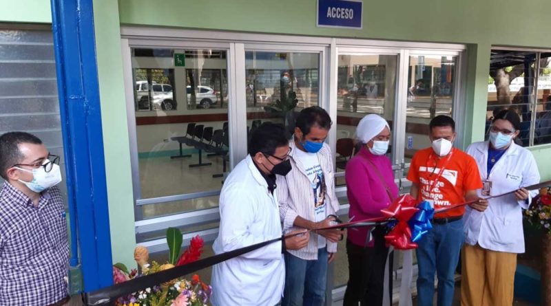 Personal médico del MINSA y pacientes, durante la inauguración de la sala de infectología