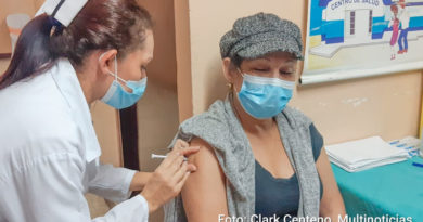Médica del MINSA aplica vacuna a una señora en el brazo derecho