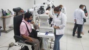 Paciente atendido por oftalmologo en el Centro Nacional de Oftalmología en Managua