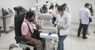 Paciente atendido por oftalmologo en el Centro Nacional de Oftalmología en Managua