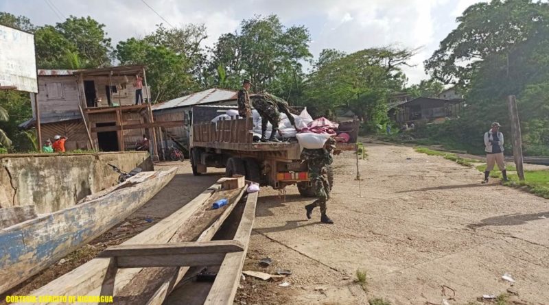 Efectivos militares del Destacamento Militar Norte realizaron el cargue 1,025 quintales de semillas de arroz en Waspam.