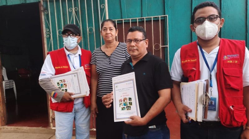 Familia del barrio Argel Sequeira recibe su título de propiedad