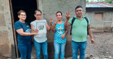 Familias de Comalapa recibiendo su título de propiedad de parte de la PGR.