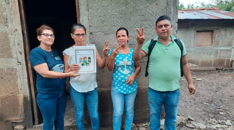 Familias de Comalapa recibiendo su título de propiedad de parte de la PGR.