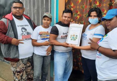 Familia de Ciudad Sandino recibe su título de propiedad