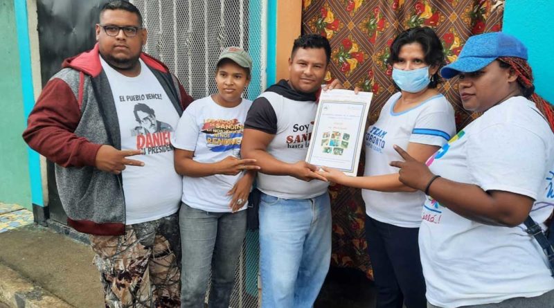 Familia de Ciudad Sandino recibe su título de propiedad