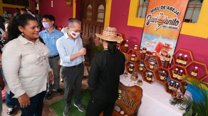 El señor Jaime Chin-Mu Wu, embajador de Taiwán en Nicaragua y la ministra del MEFCCA, Justa Pérez durante la clausura del proyecto Un Pueblo, Un Producto en Masaya.