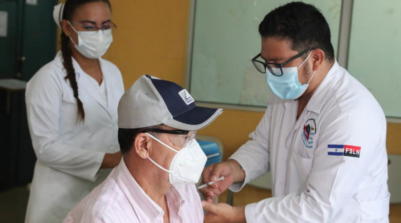 Médicos del Ministerio de Salud aplican vacuna contra el Covid-19