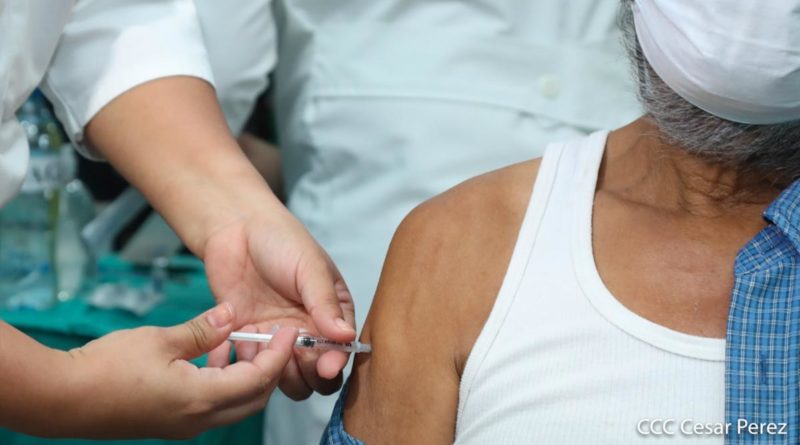 Pobladores de Managua reciben su vacuna contra la Covid-19 en Managua.