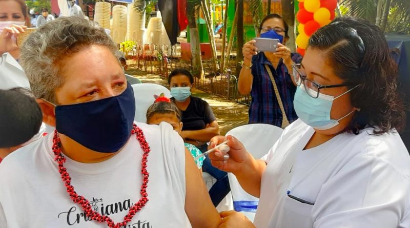 Persona vacunándose contra la Influenza