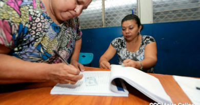 Ciudadana nicaragüense en el proceso de verificación ciudadana para las elecciones generales en nicaragua el 7 de noviembre de 2021