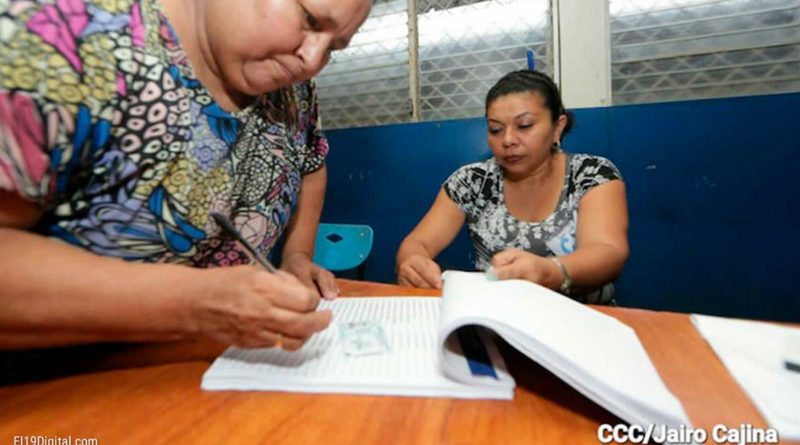 Ciudadana nicaragüense en el proceso de verificación ciudadana para las elecciones generales en nicaragua el 7 de noviembre de 2021