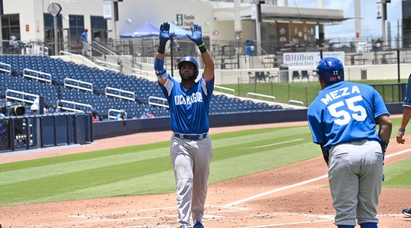 Jugadores de la Selección de Béisbol de Nicaragua celebran su triunfo ante Puerto Rico durante su segundo desafío del Preolímpico de las Américas.