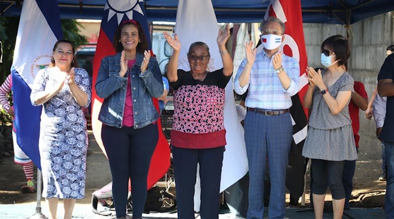 Alcaldesa Reyna Rueda, protagonistas de vivienda digna, embajador de Taiwan, Jaime Chin Mu y su esposa Cindy Wu