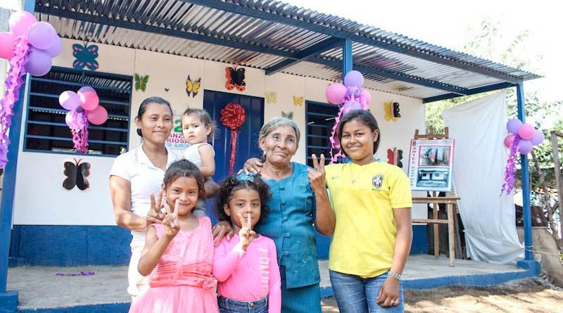 Familia tras recibir la vivienda nueva