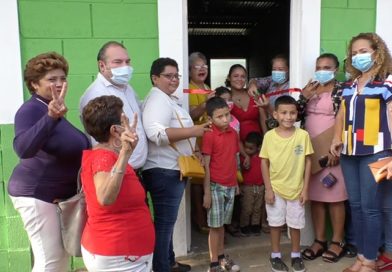 Pobladores de la ciudad de Chinandega recibiendo sus viviendas del programa Bismarck Martínez.