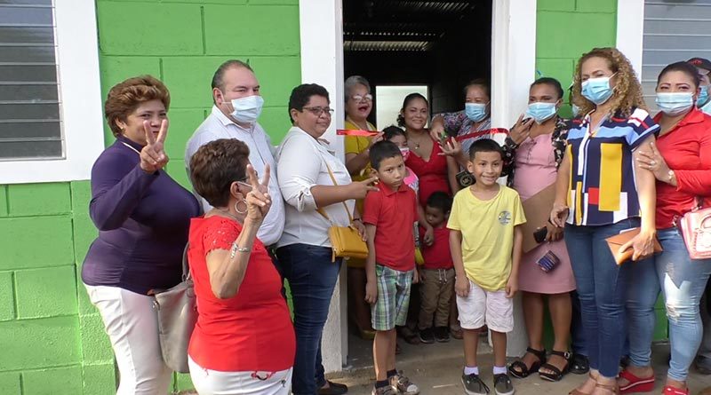 Pobladores de la ciudad de Chinandega recibiendo sus viviendas del programa Bismarck Martínez.