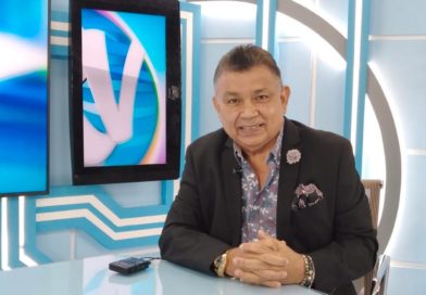 El diputado Wilfredo Navarro en el set del programa Revista en Vivo con Alberto Mora.