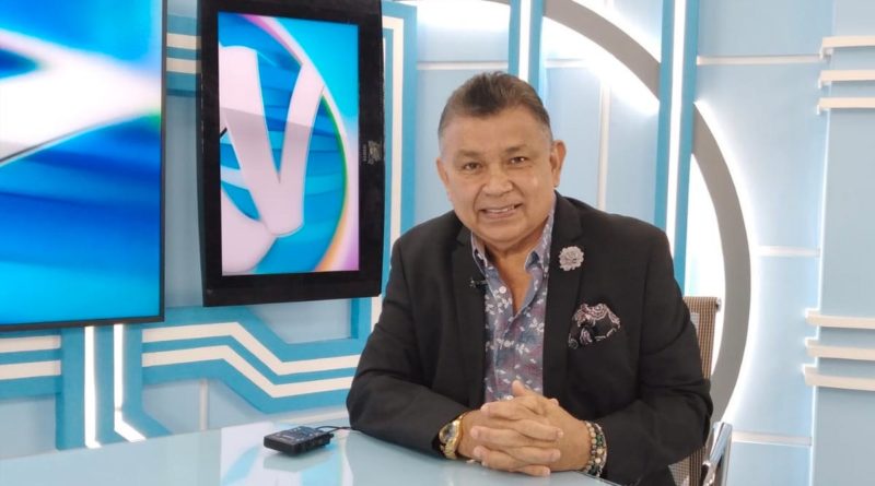 El diputado Wilfredo Navarro en el set del programa Revista en Vivo con Alberto Mora.