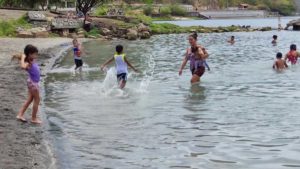 Familias disfrutan de las aguas de la Laguna de Xiloá