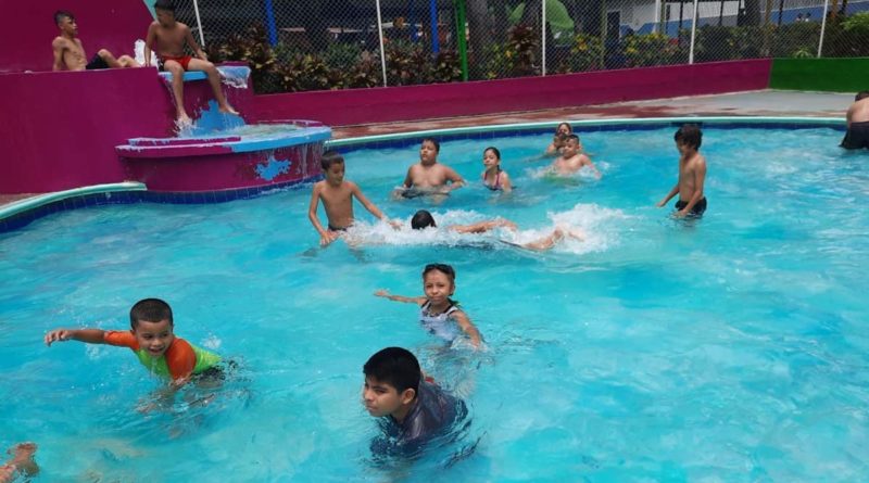 Niños disfrutando de las piscinas del Centro Recreativo Xilonem