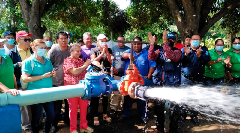 Autoridades de ENACAL con comunitarios de la ciudad de Rivas inaugurando el pozo de agua potable
