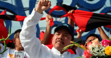 Presidente de Nicaragua, Comandante Daniel Ortega con el puño en alto